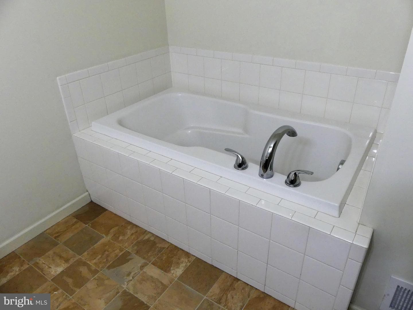 2124 Hanford Way photo 5