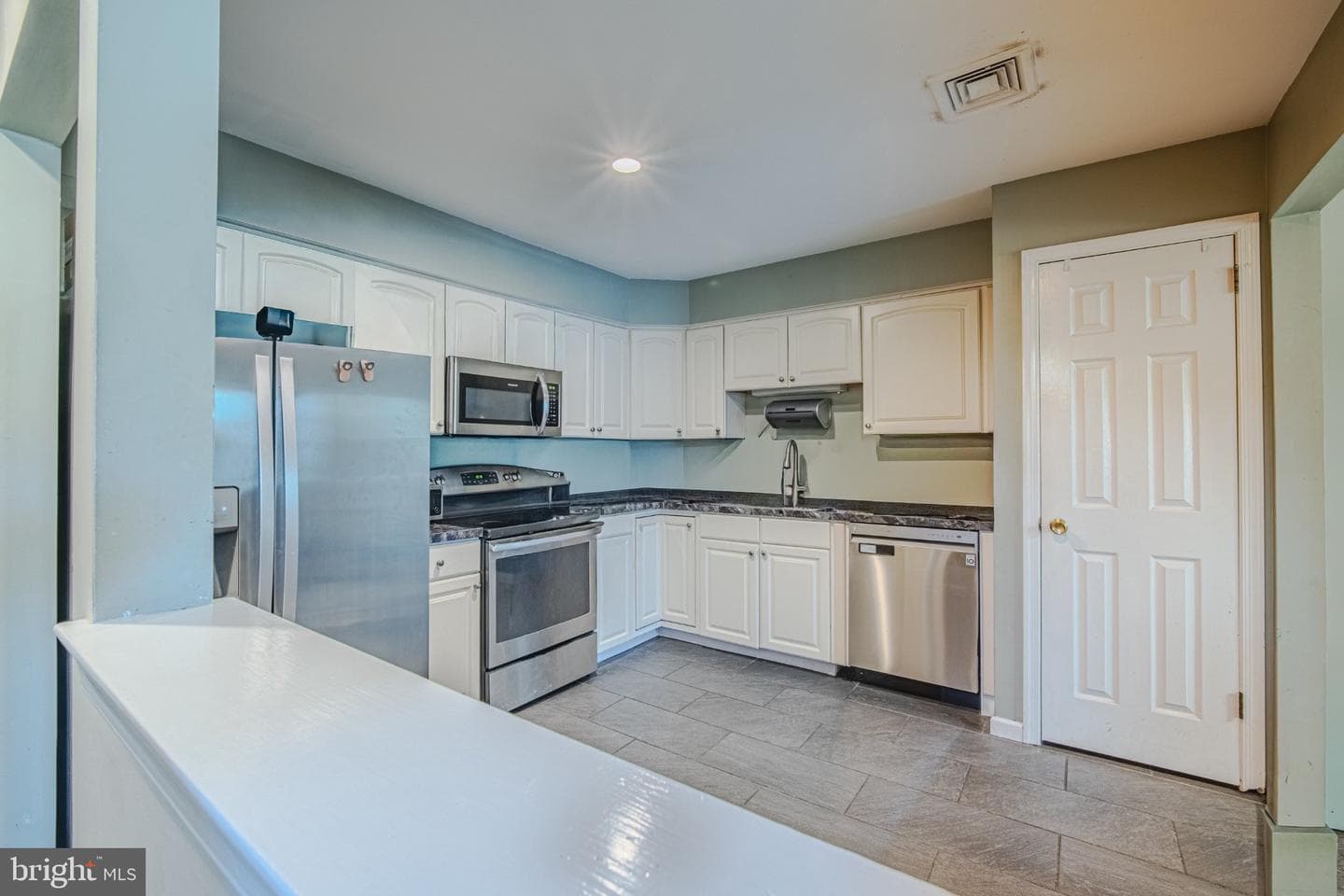 337 Pondview Drive photo 4