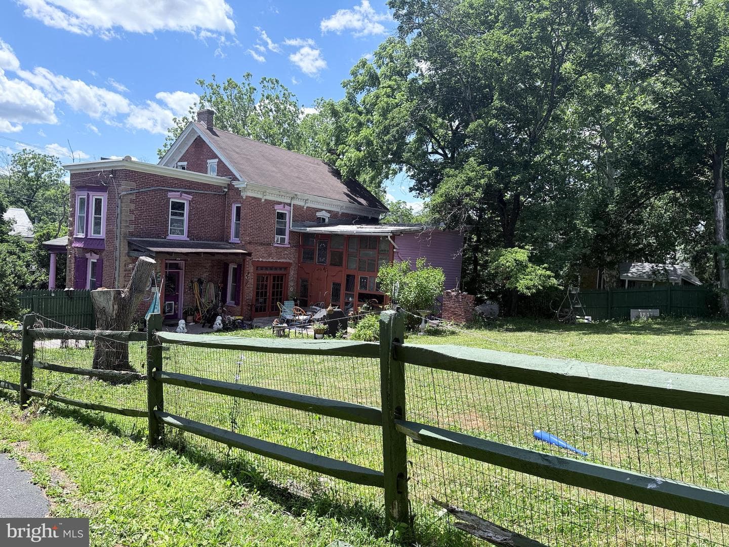 1630 Salford St photo 3
