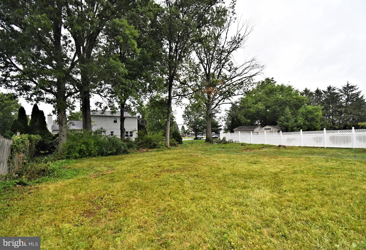 1017 Emerald Avenue photo 26