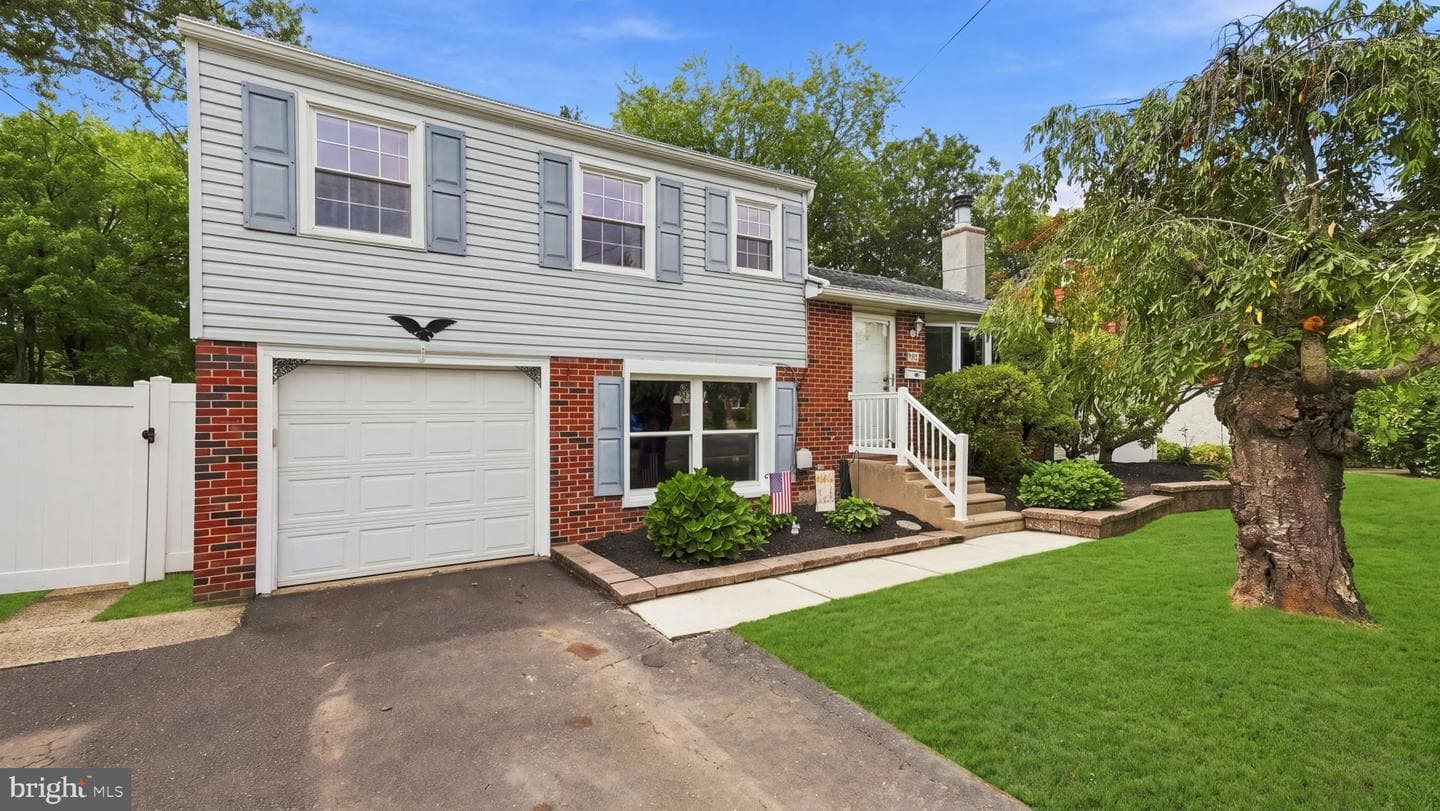 1126 Pinegrove Avenue photo 1