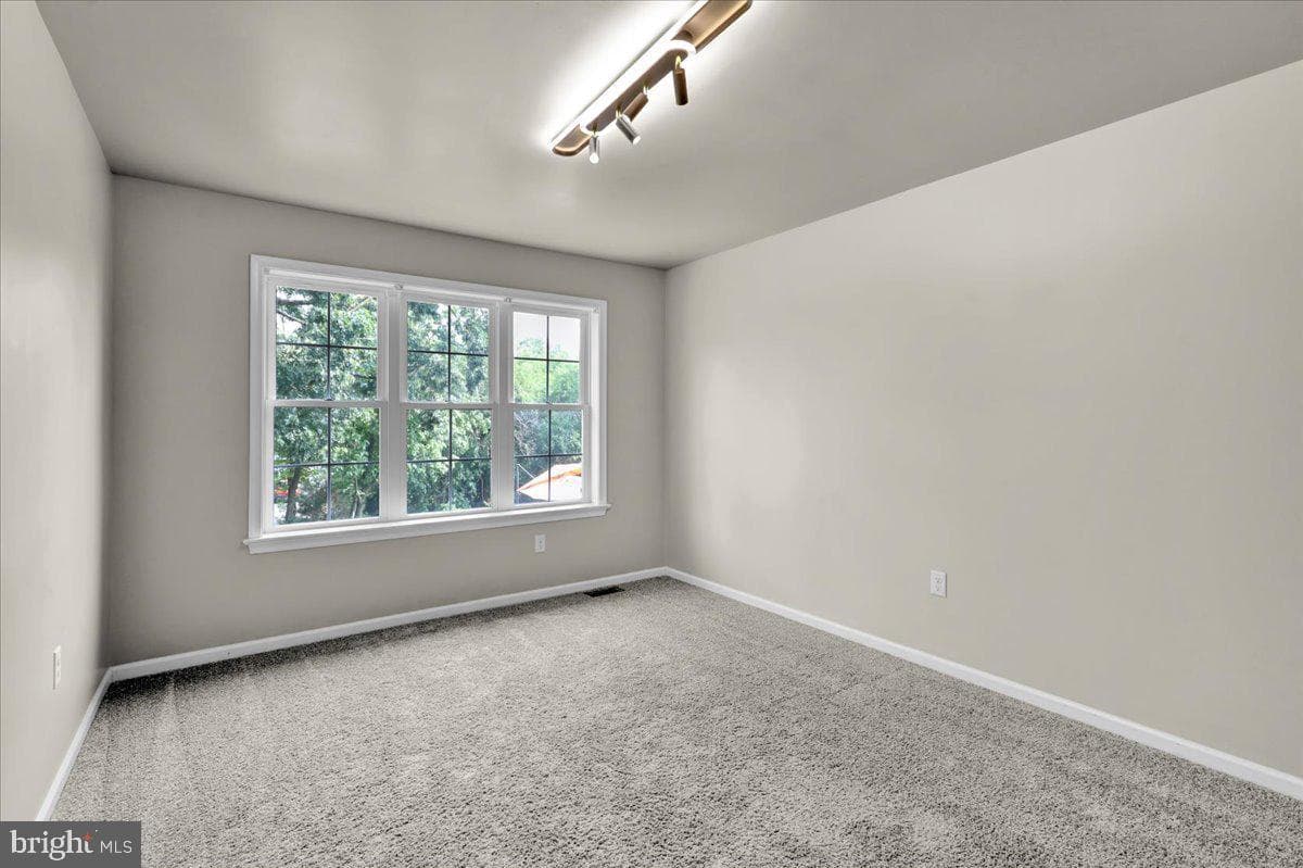 165 Sycamore Boulevard photo 34