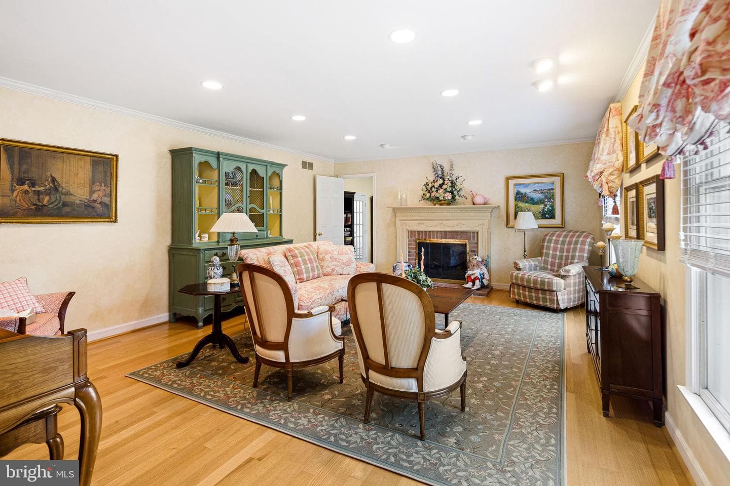 1233 Laura Lane photo 4