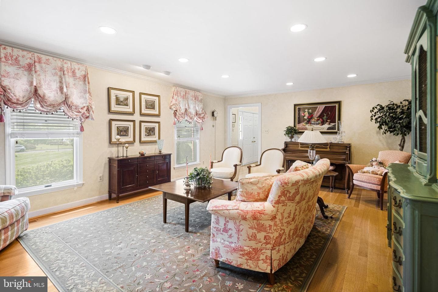 1233 Laura Lane photo 5