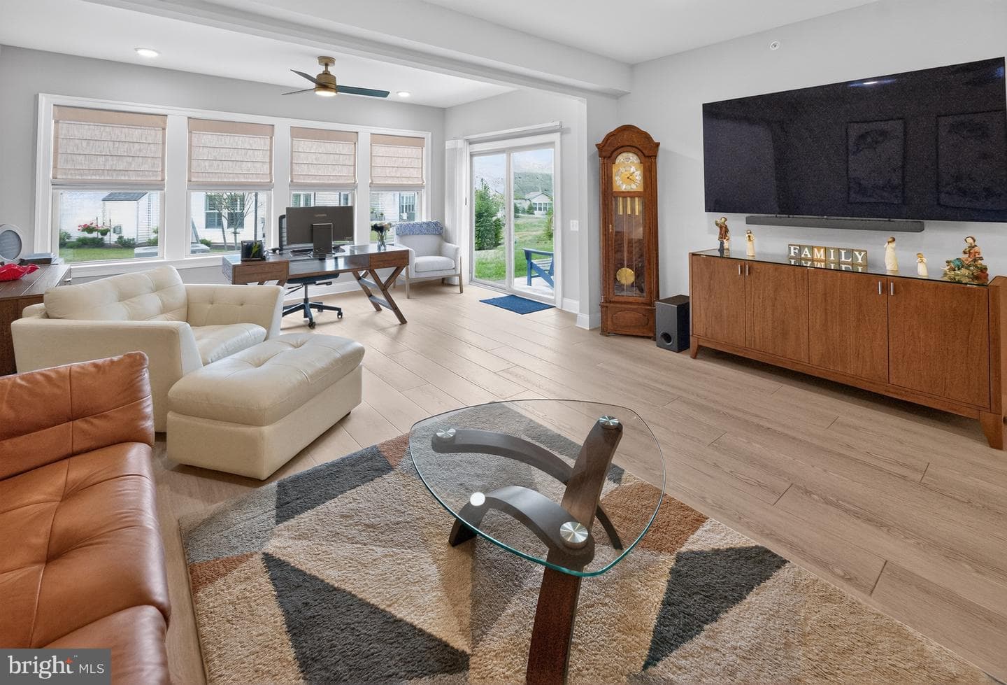 1011 Victoria Court photo 3