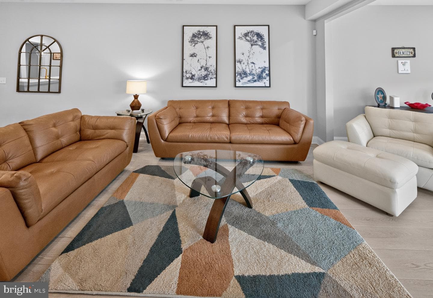 1011 Victoria Court photo 4
