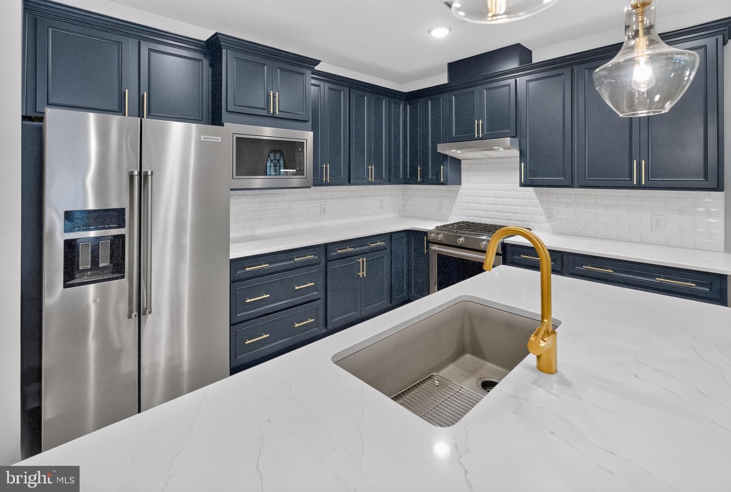 1011 Victoria Court photo 5