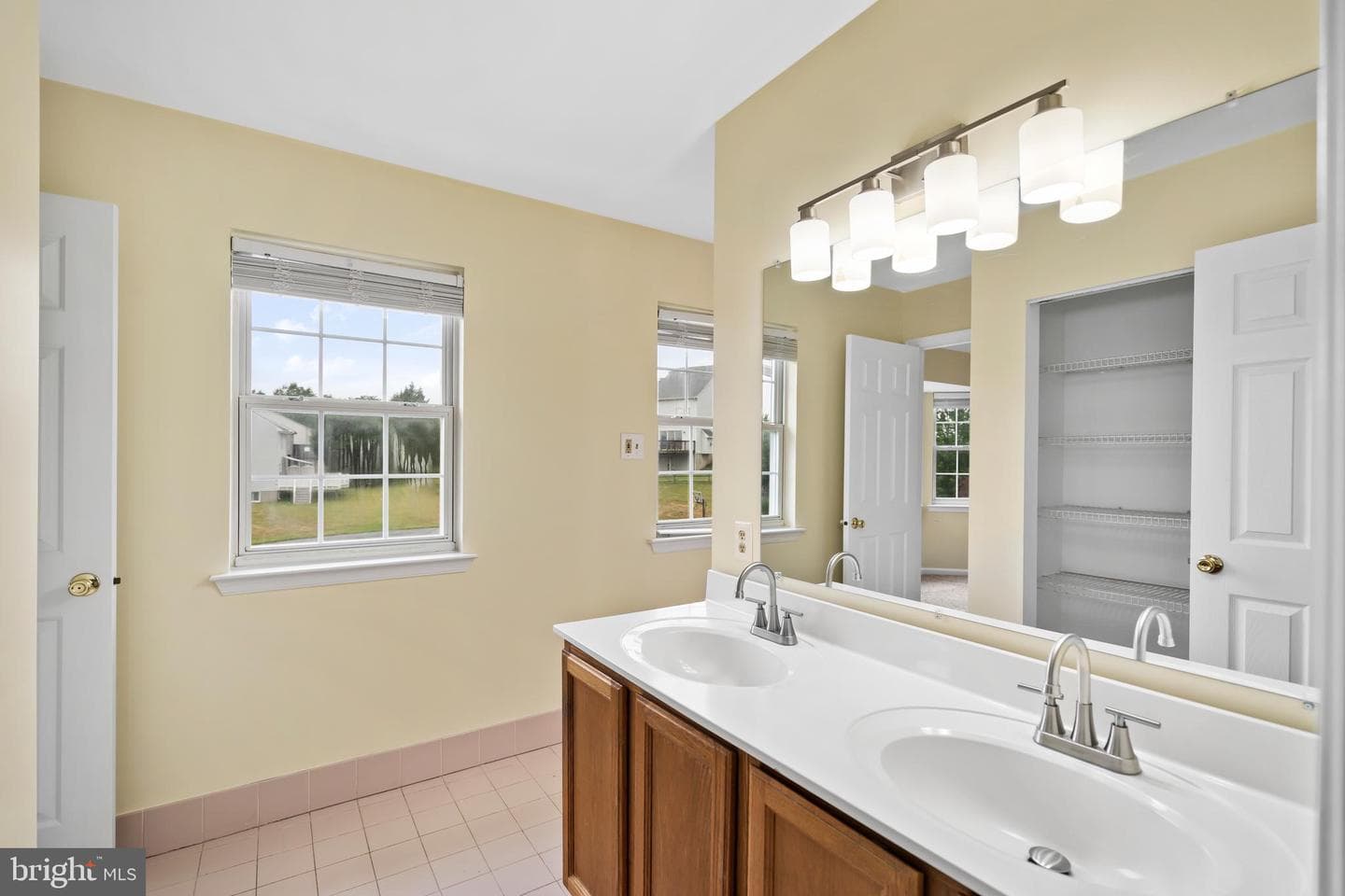 806 Elizabeth Court photo 28