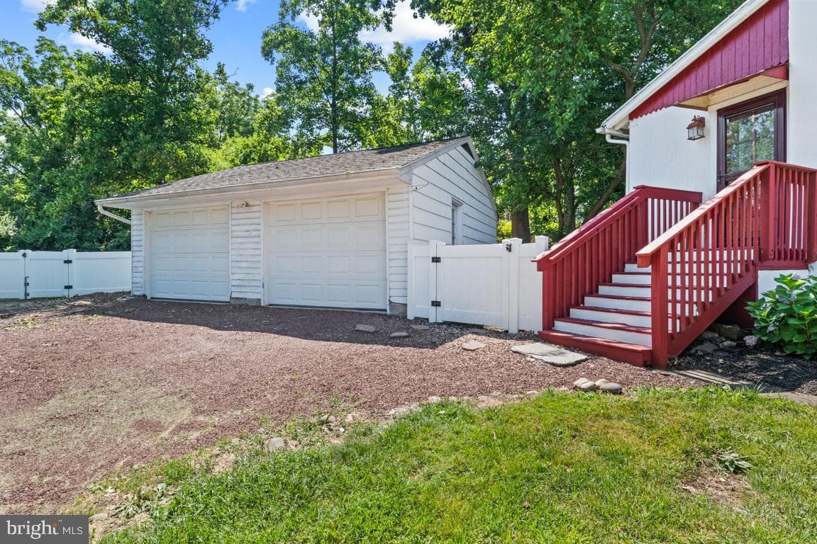 705 E Walnut Street photo 25