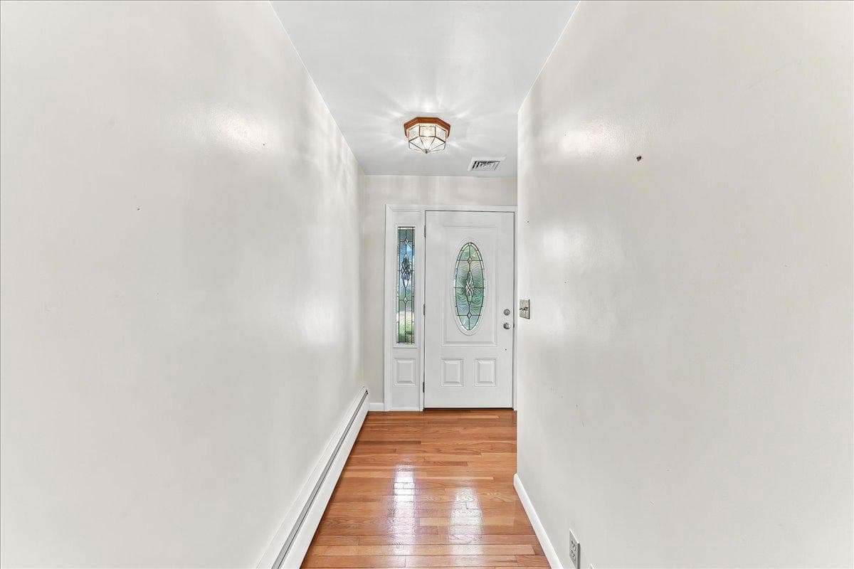 33 Vaux Lane photo 3