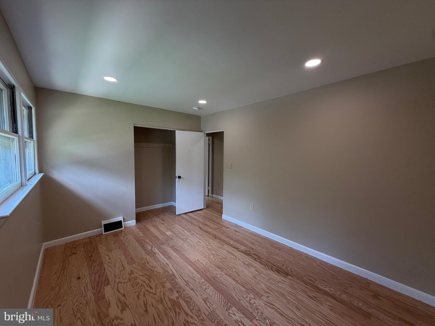 413 Asbury Avenue photo 14