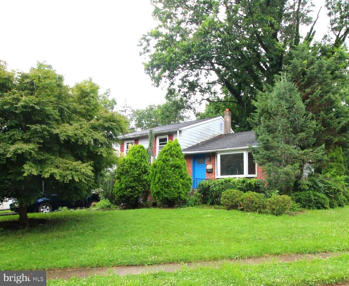 1750 N North Hills Avenue photo 1