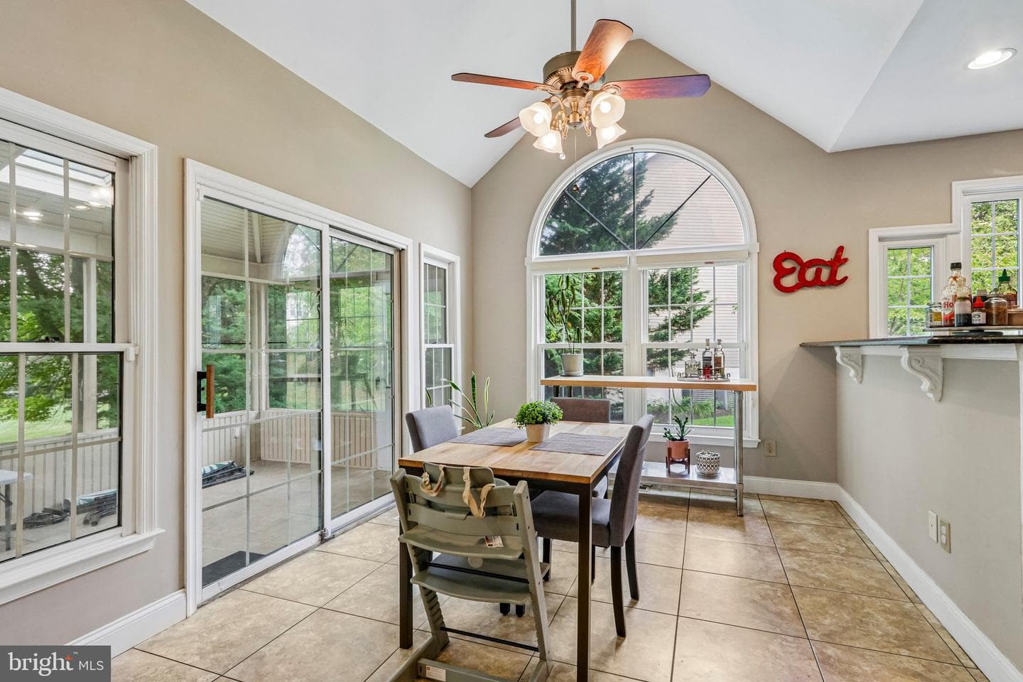 1044 Glendevon Drive photo 6