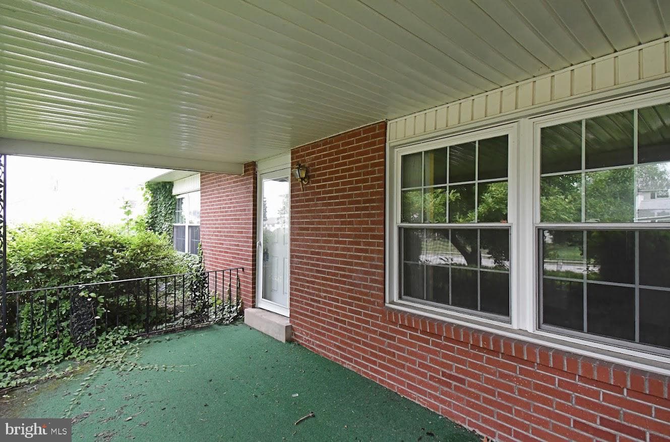 495 Regimental Road photo 4