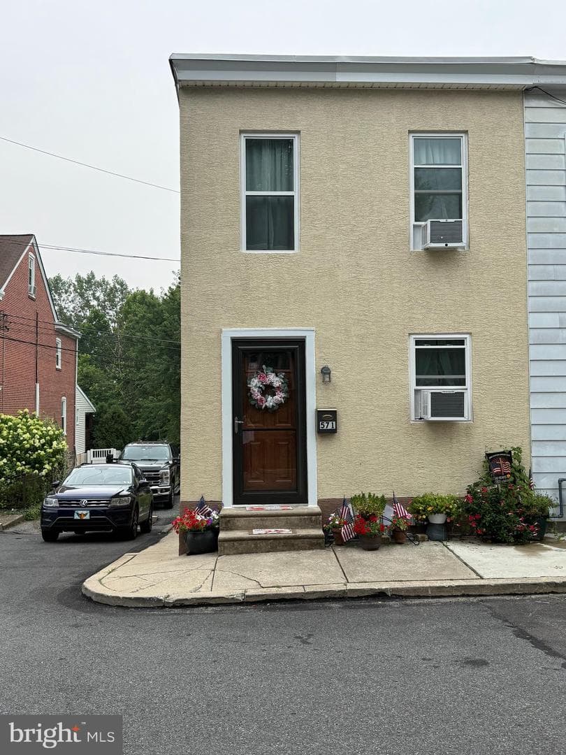 571 Summit Street photo 1
