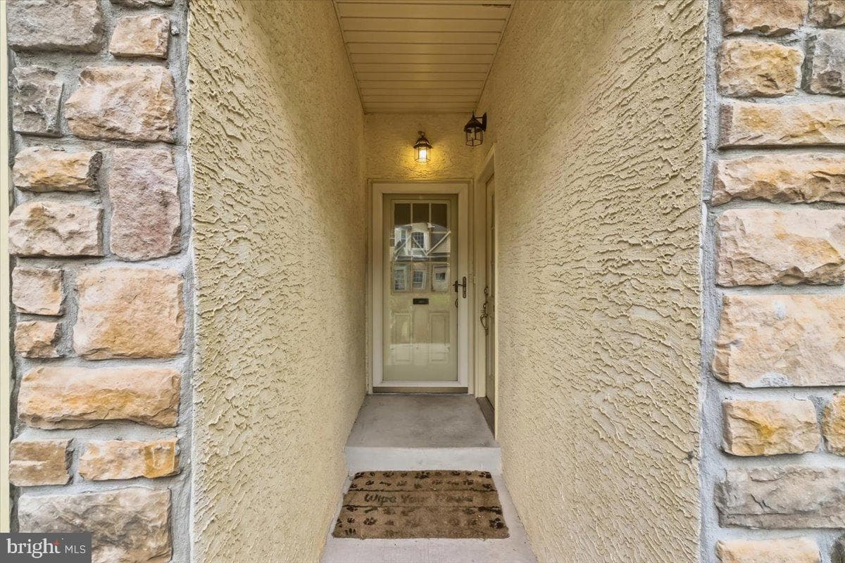 2463 Merri Claude Drive photo 2