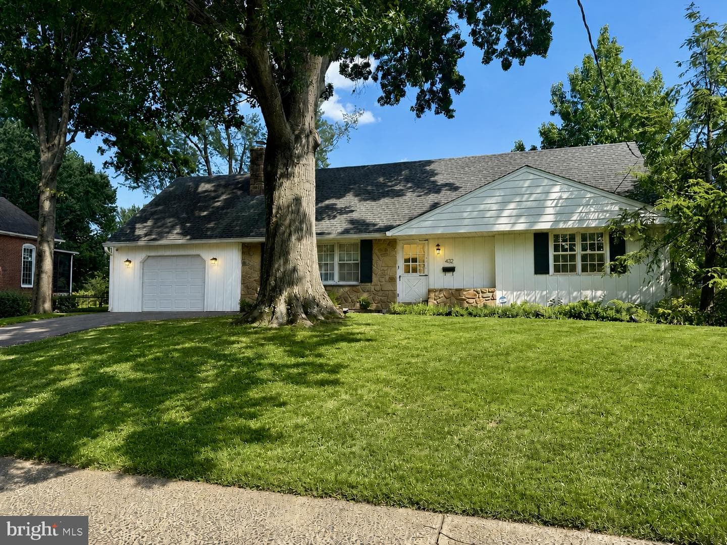 432 E Summit Street photo 1