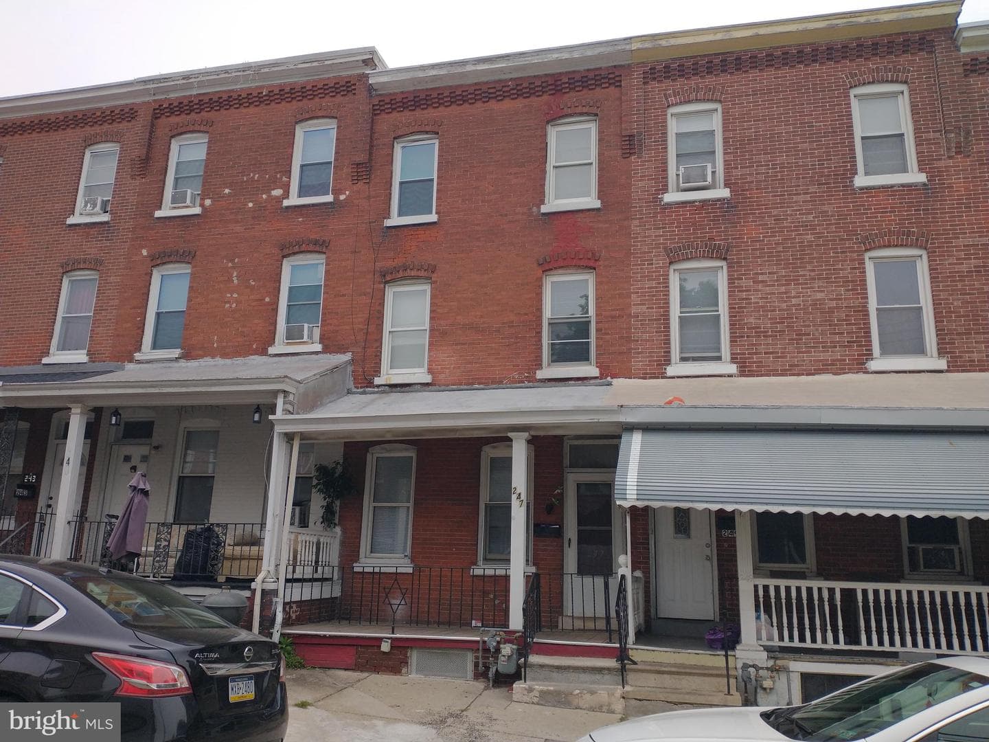 247 E Oak Street photo 1