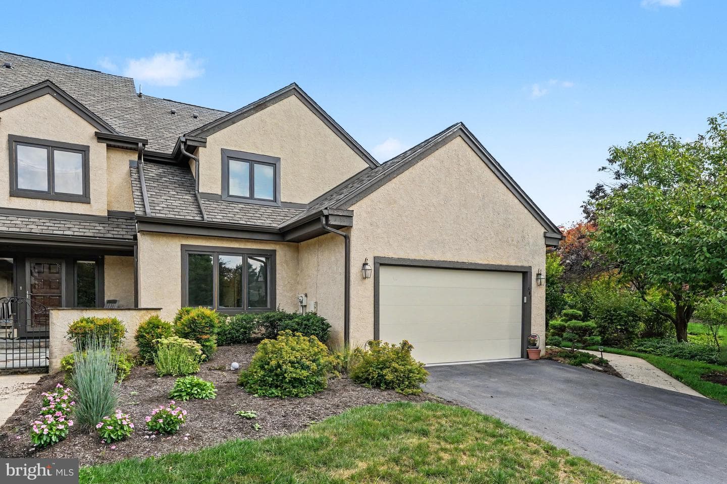 944 Hedgerow Court photo 1