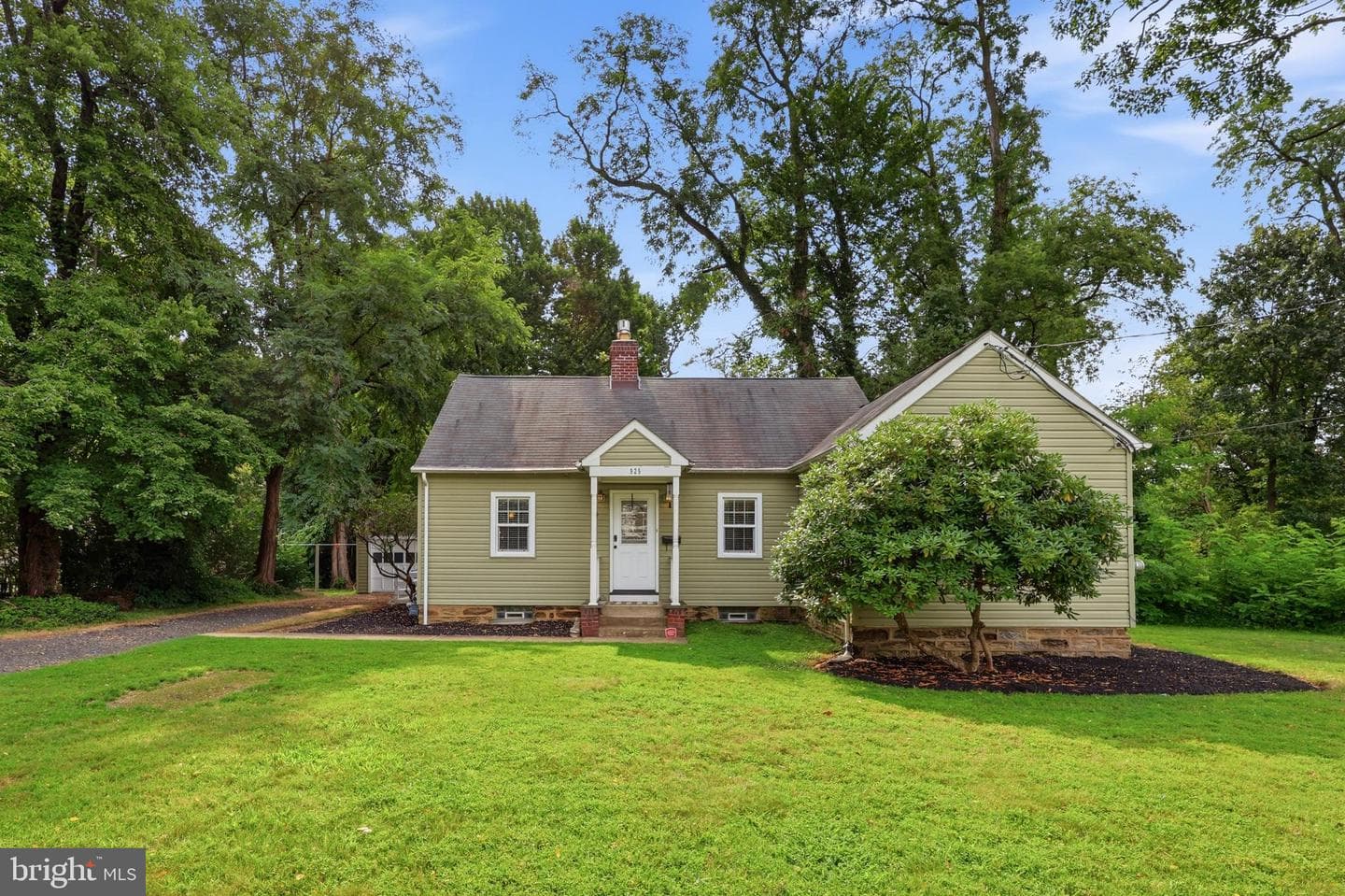925 Gilbert Road photo 1