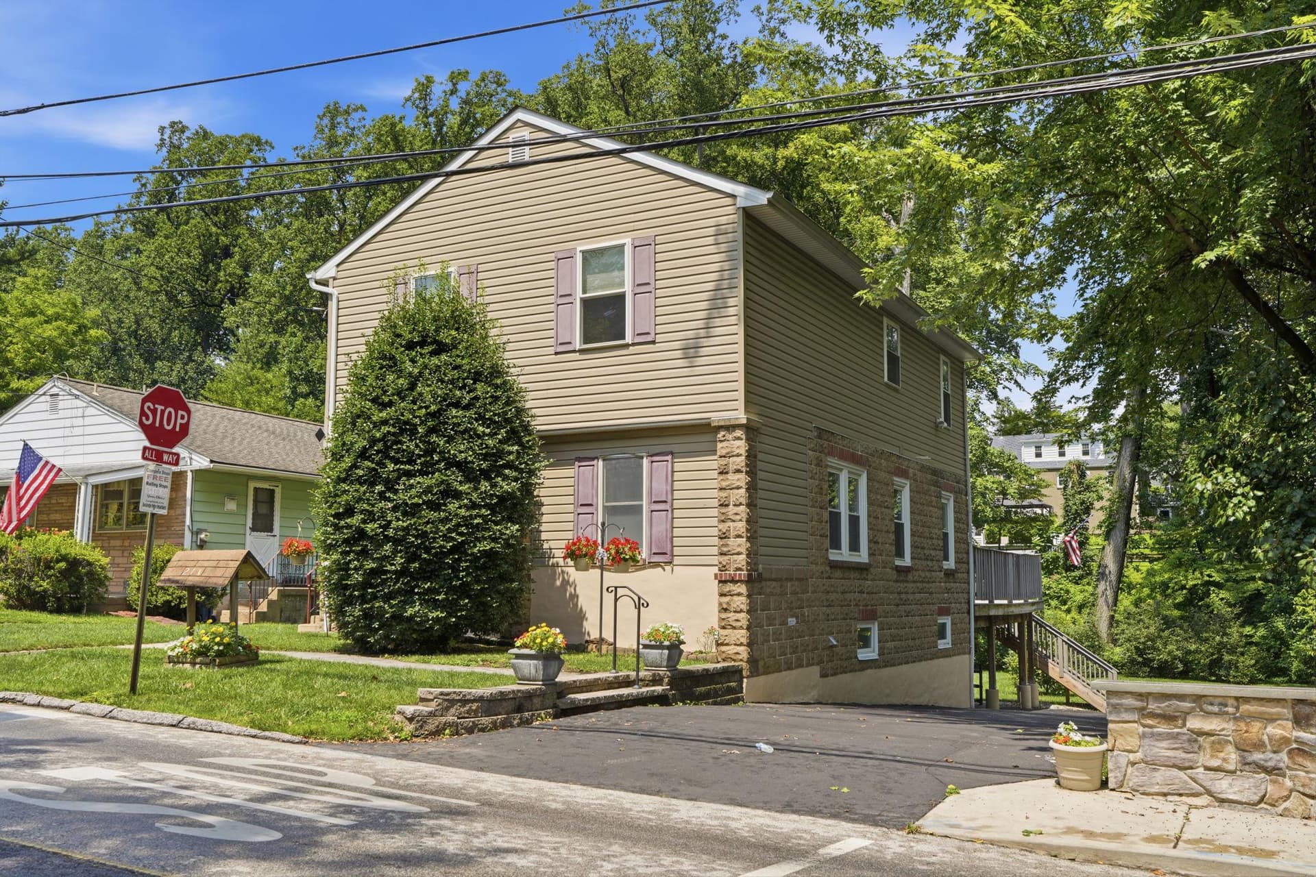211 Shady Lane photo 1