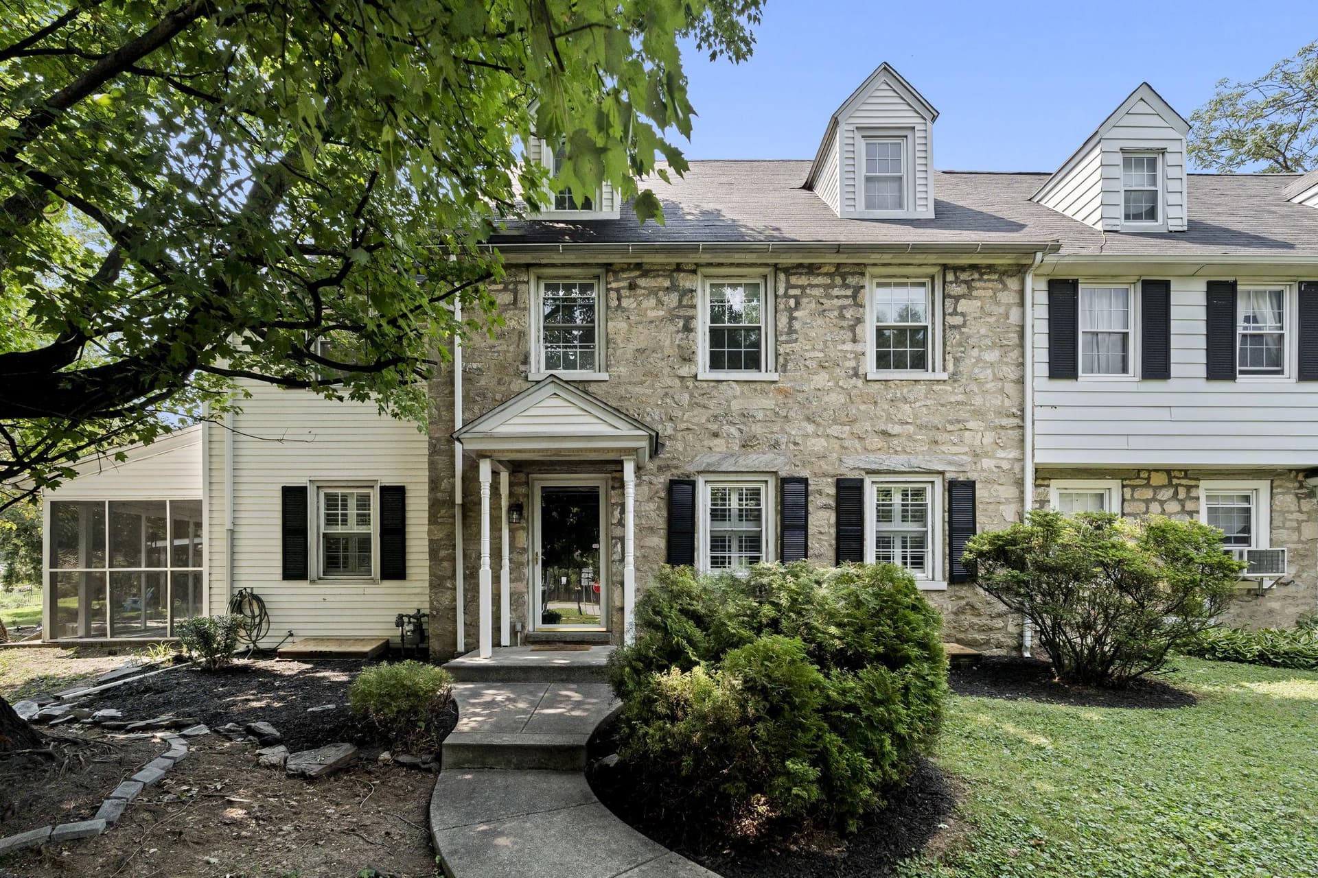 1401 Surrey Lane photo 1