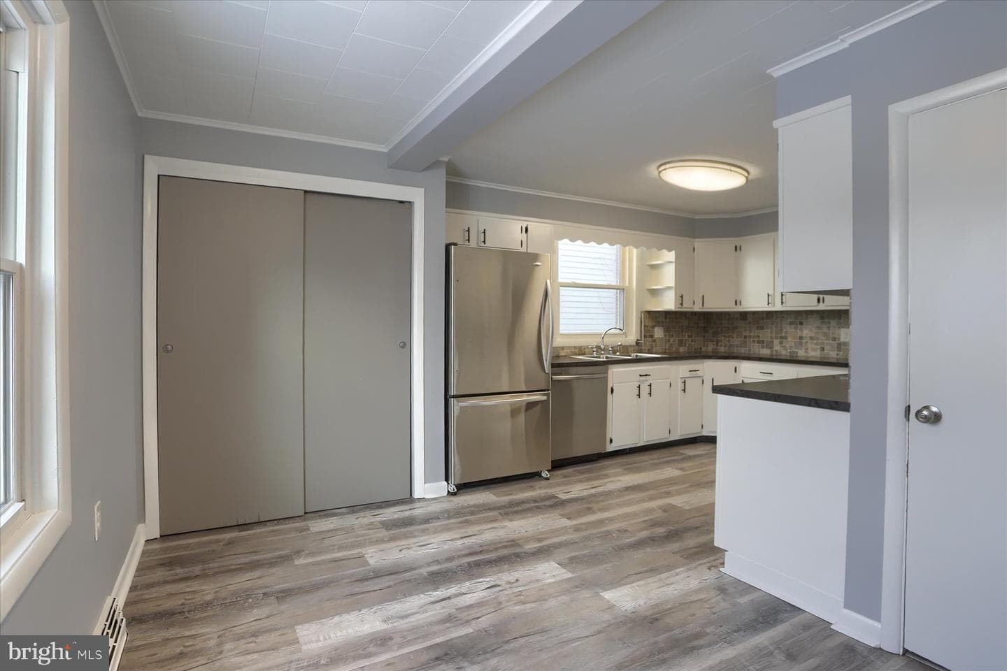 425 E Walnut Street photo 9
