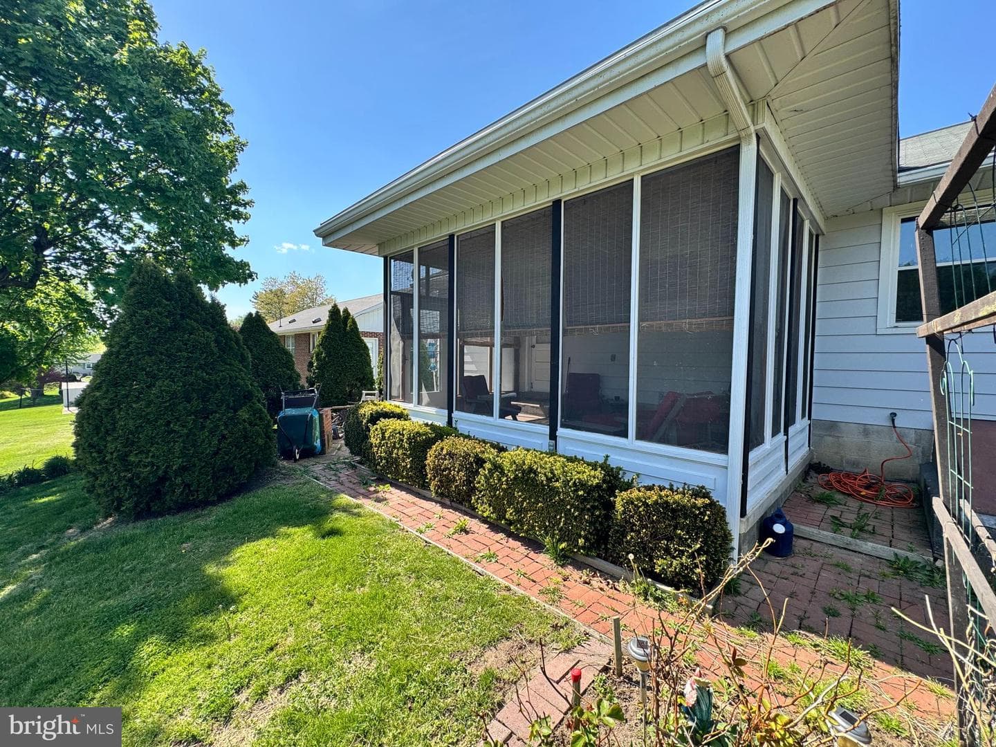349 Holiday Lane photo 18