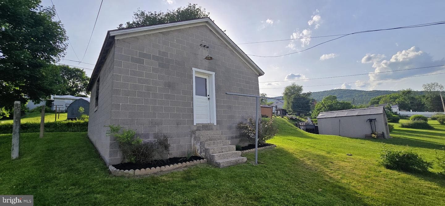 118 S Mann Avenue photo 13