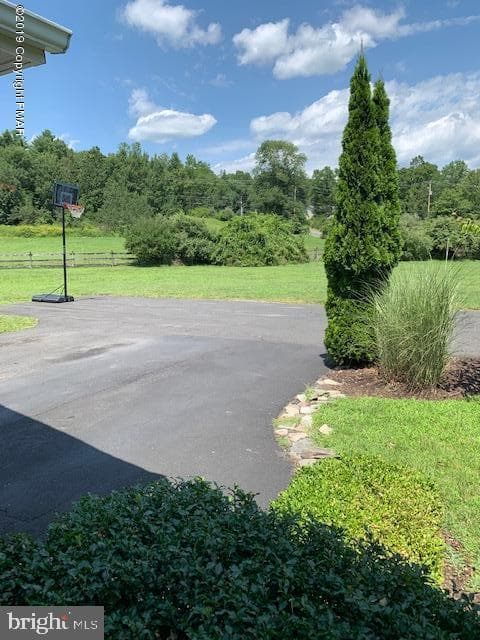 305 Victoria Way photo 2