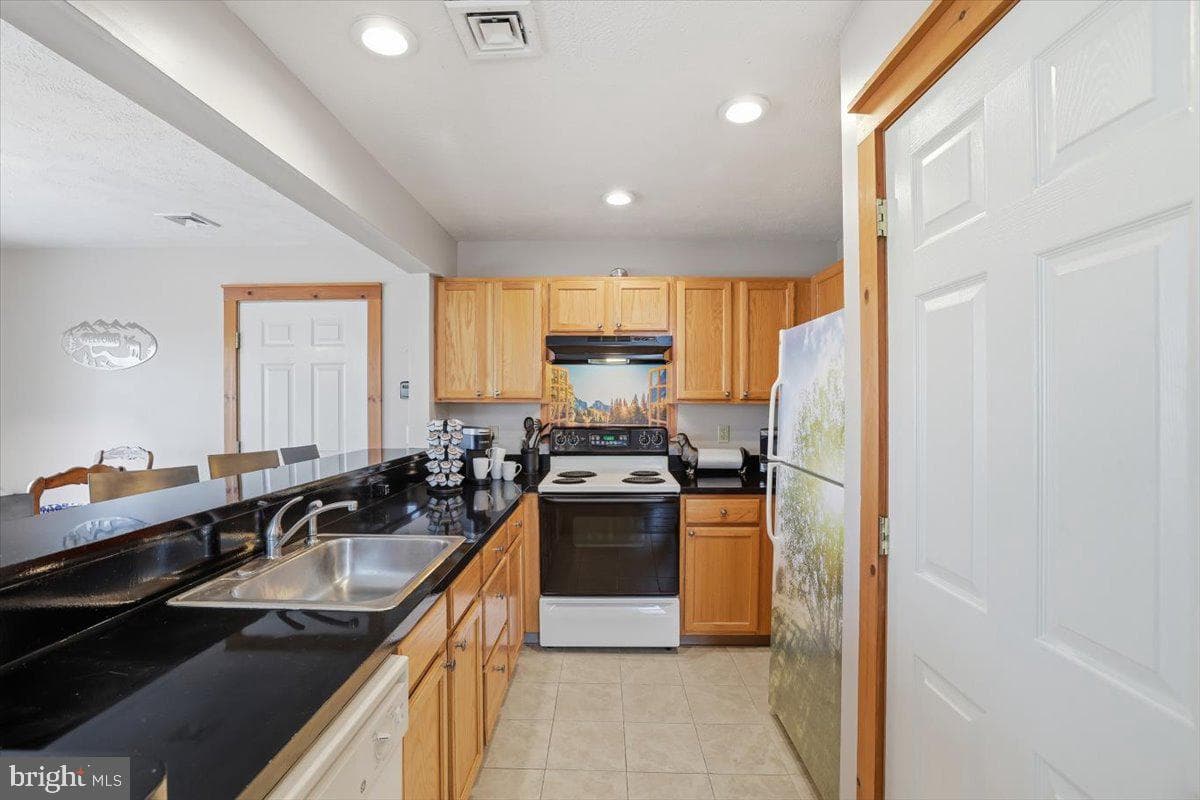 208 Sycamore Court photo 18