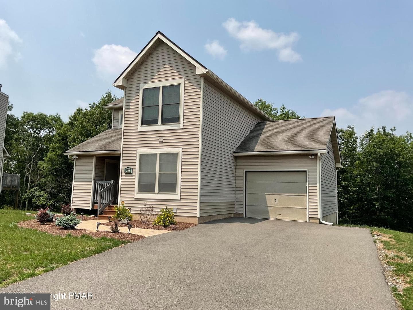 208 Sycamore Court photo 2