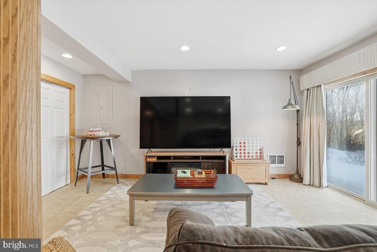 208 Sycamore Court photo 36