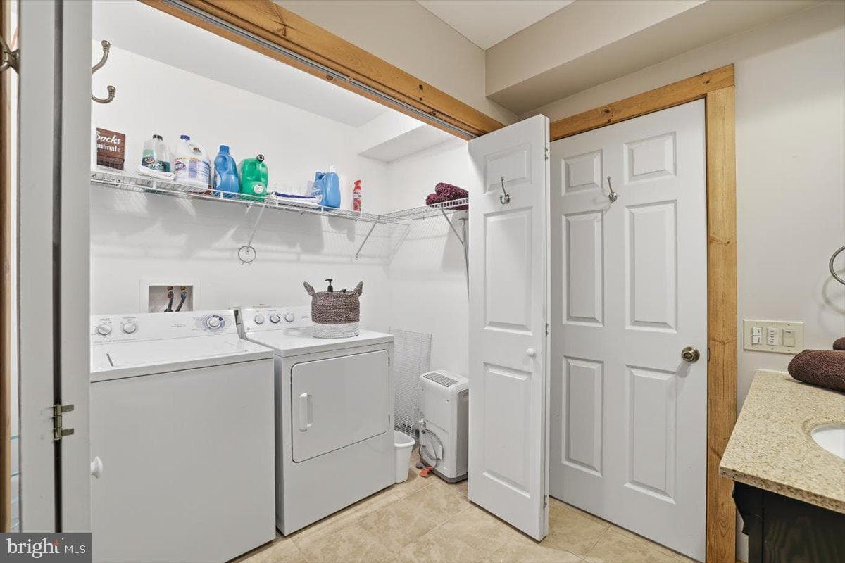 208 Sycamore Court photo 40