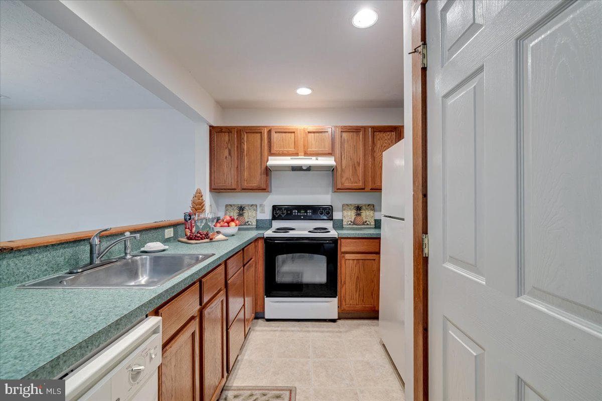 183 Hawthorne Court photo 16