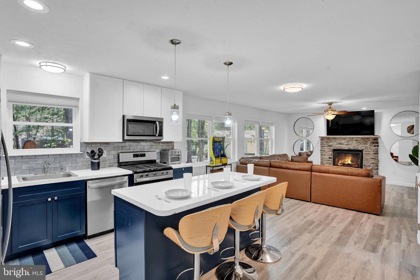 8595 Periwinkle Drive photo 5