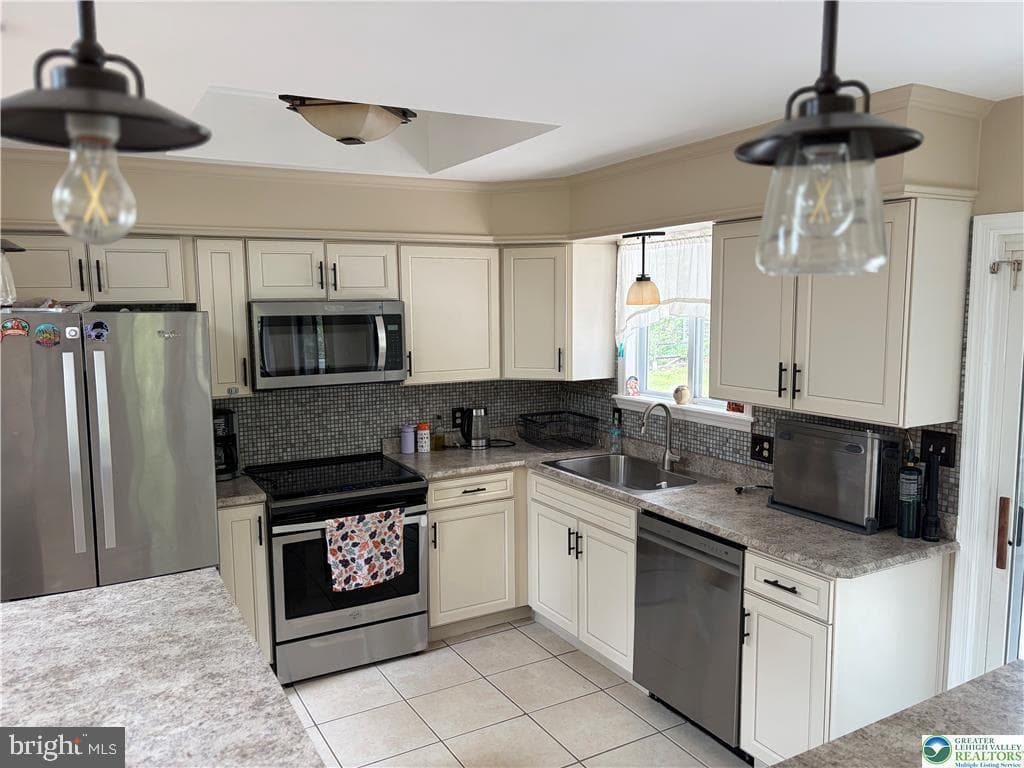 215 Larch Oval photo 12