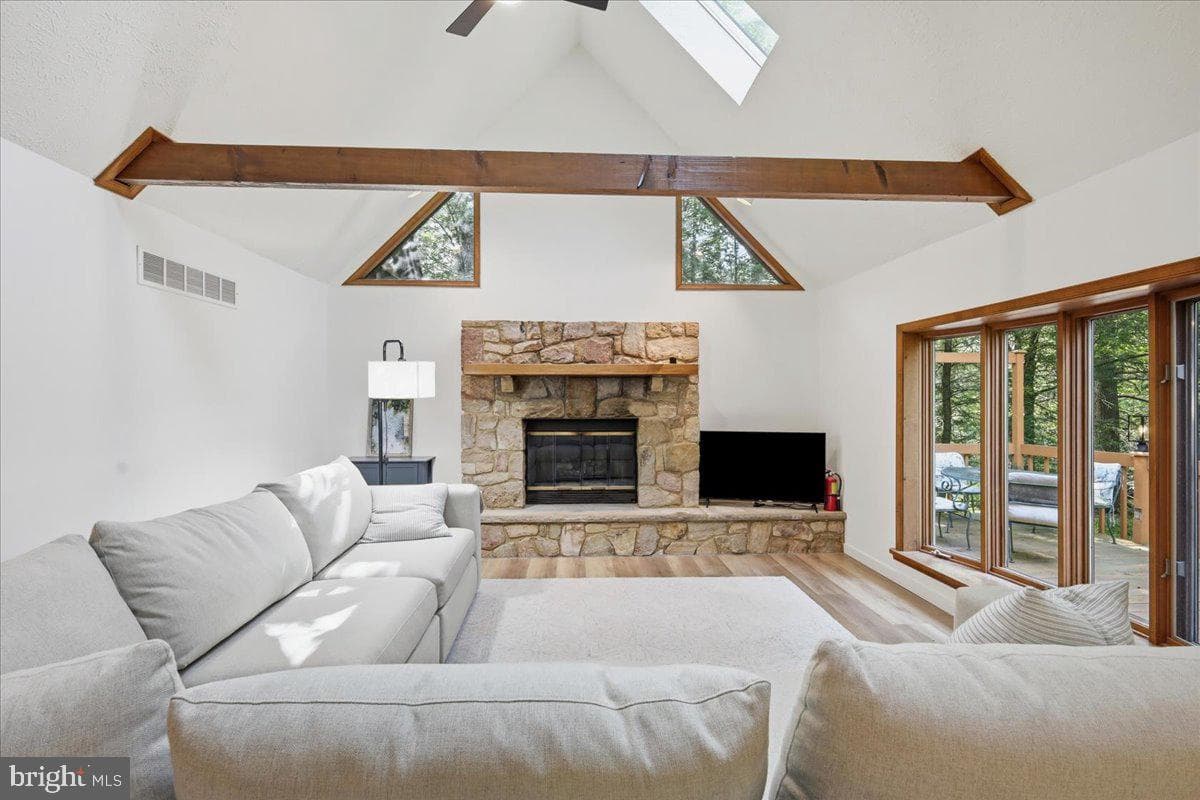 2208 Hillcrest Drive photo 11