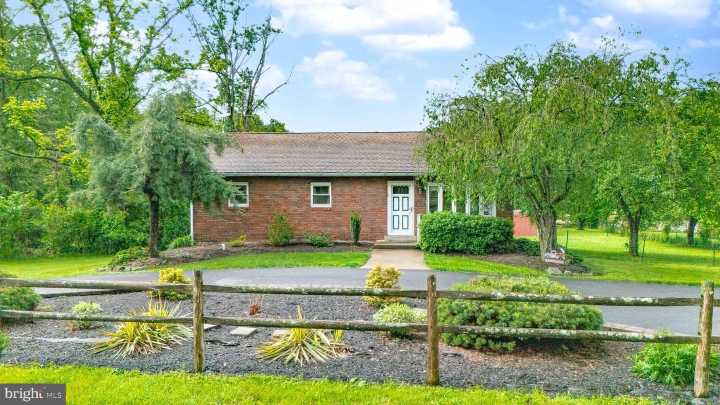 2542 Apple Street photo 5