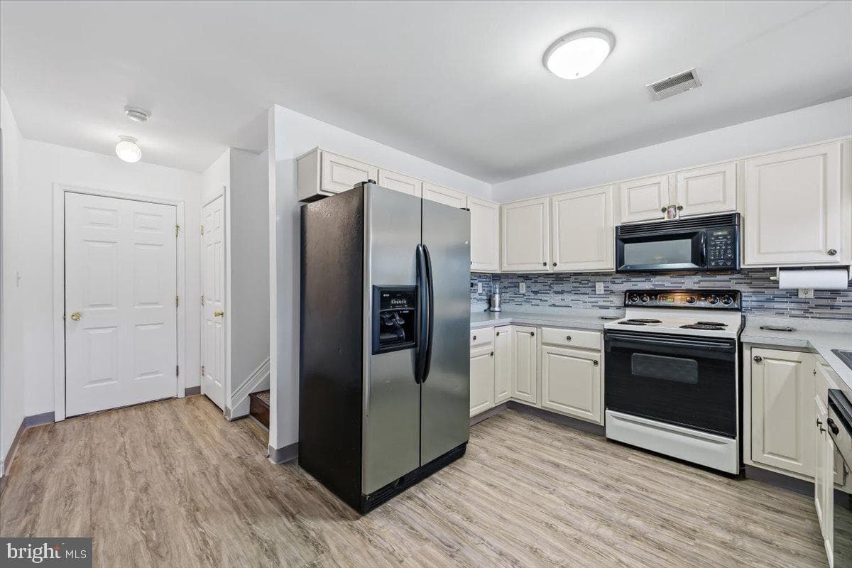 1260 Hawthorn Drive photo 10