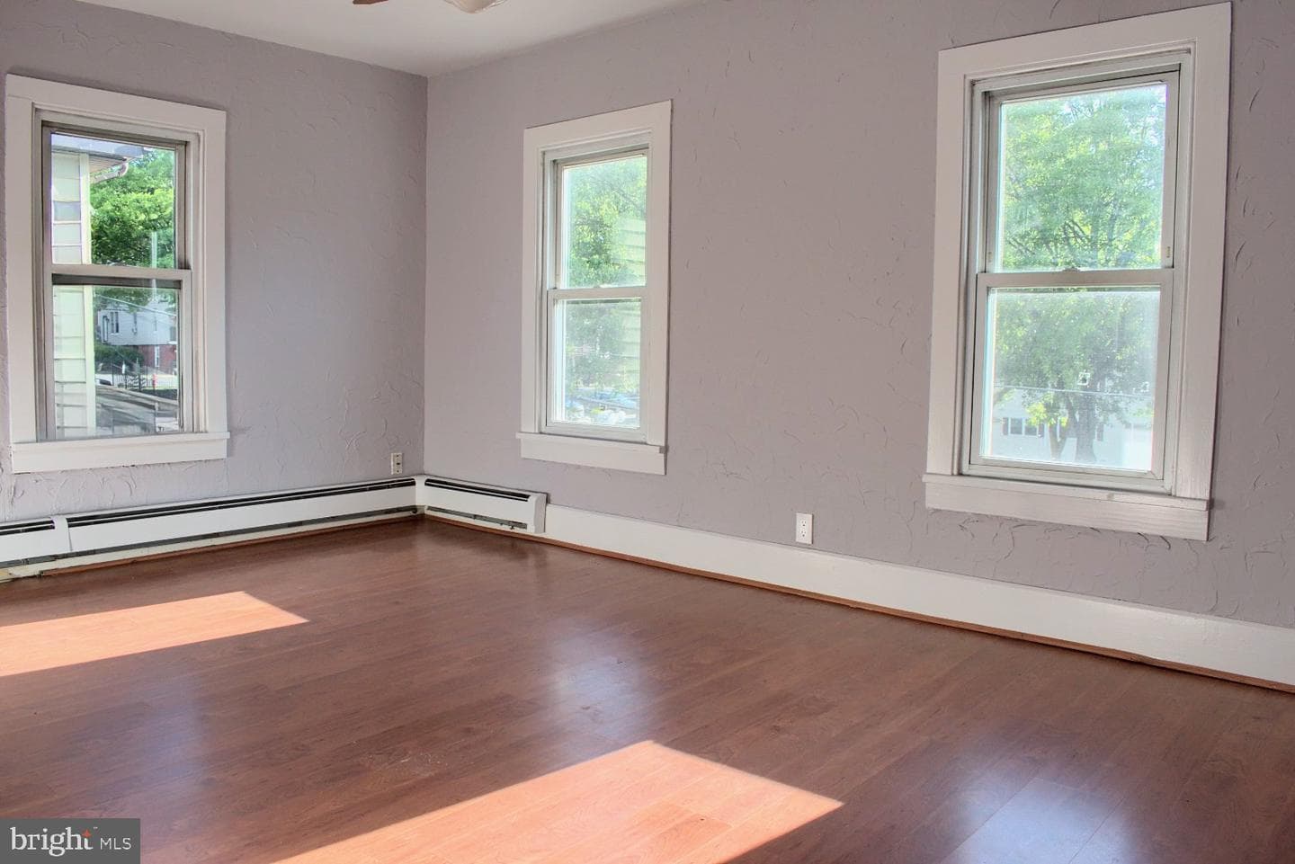 27 Sheridan Street N photo 8
