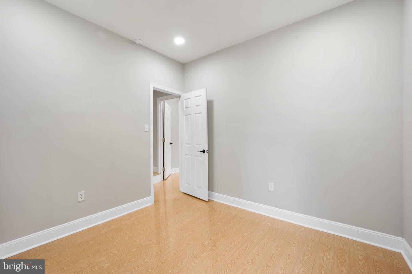 2051 W Oxford Street photo 16