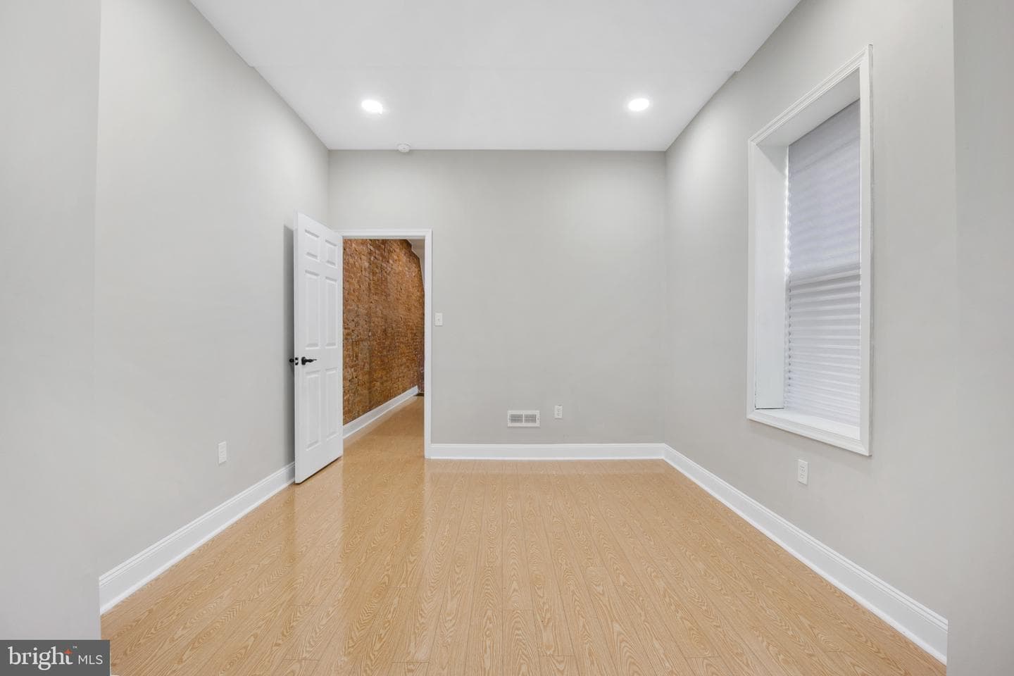 2051 W Oxford Street photo 20