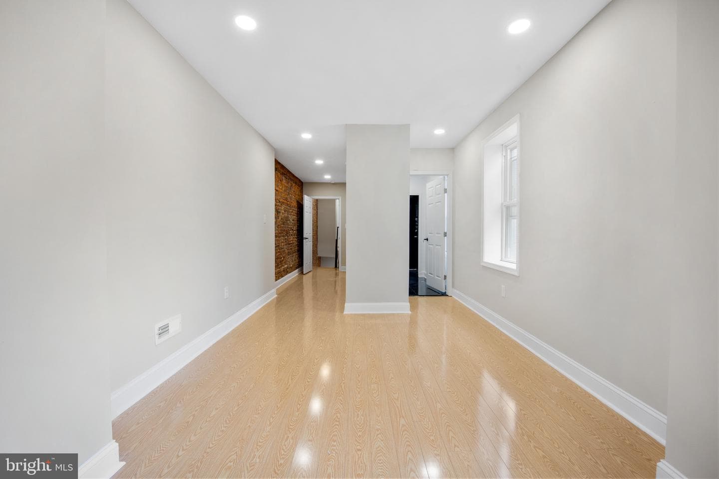 2051 W Oxford Street photo 22