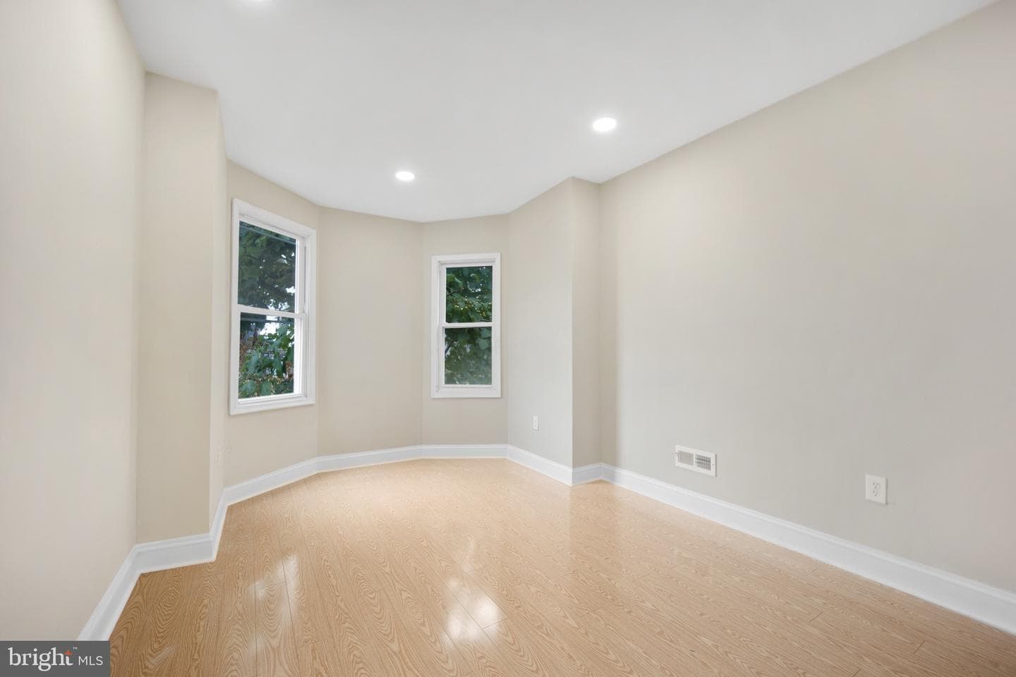 2051 W Oxford Street photo 23