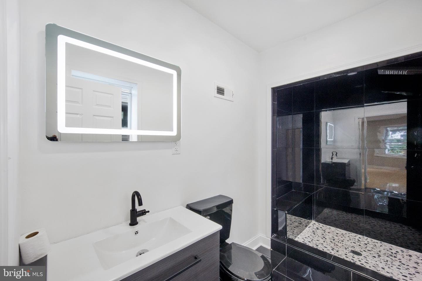 2051 W Oxford Street photo 24