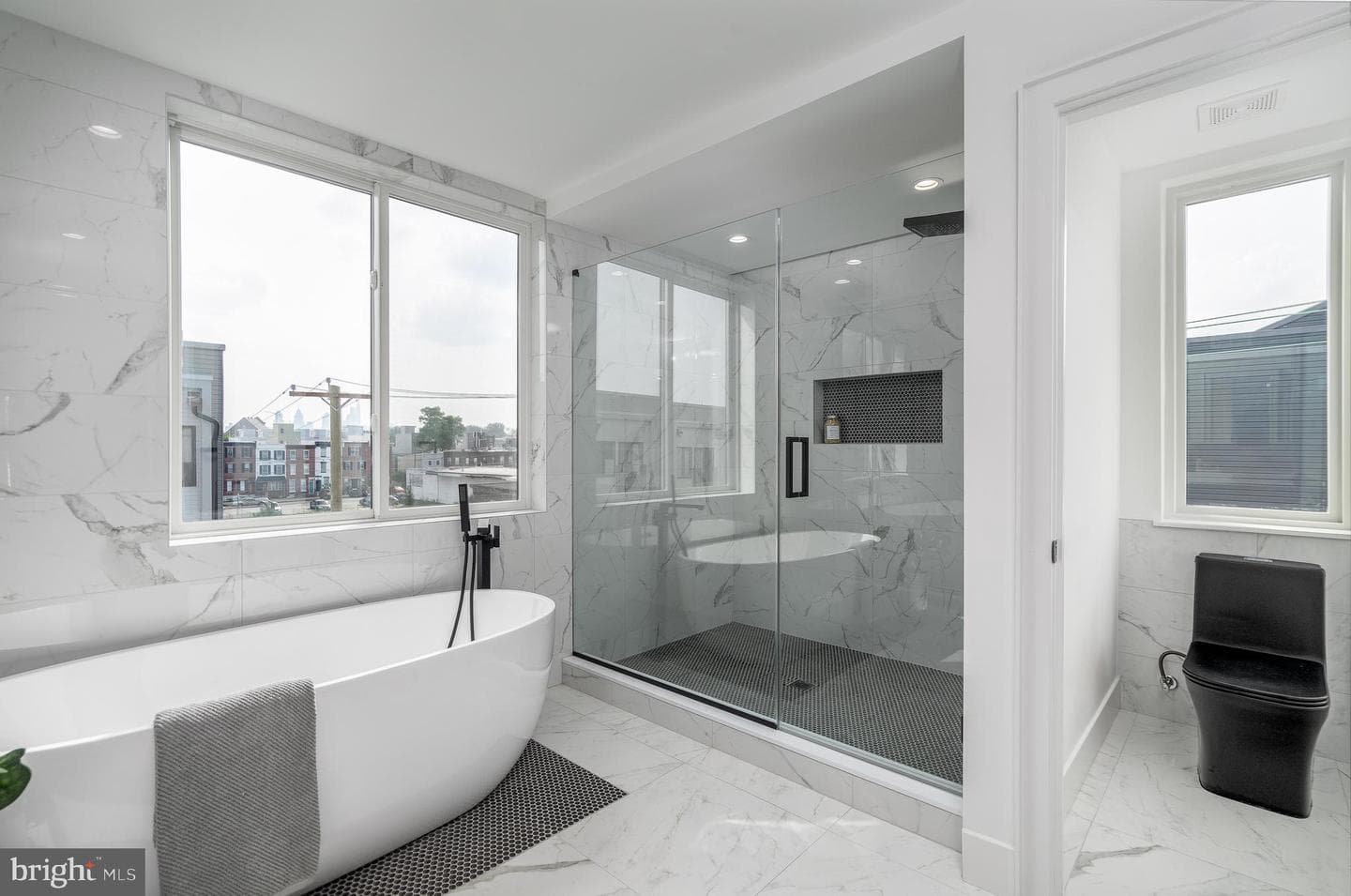 2614 E Hagert Street photo 26