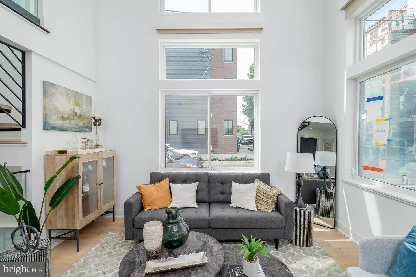 2614 E Hagert Street photo 3