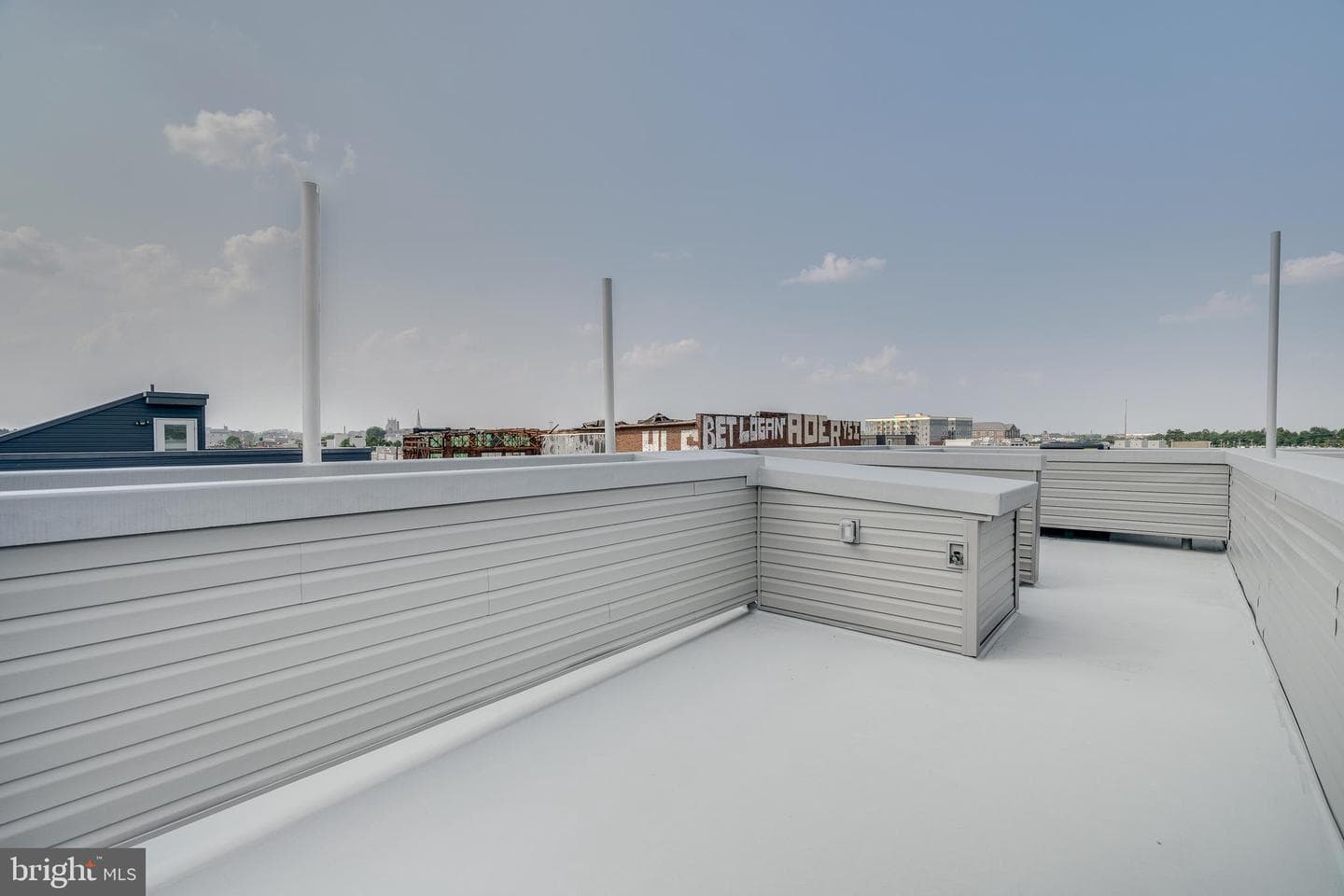 2614 E Hagert Street photo 30
