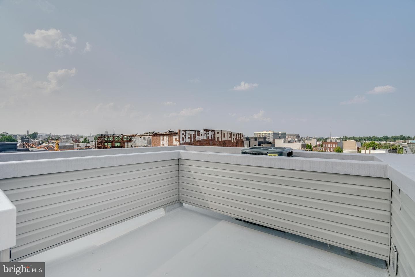 2614 E Hagert Street photo 32